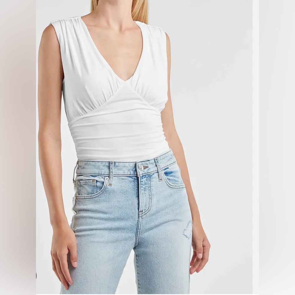 EXPRESS SmIvory V-Neck‎ Sleeveless Cami Top Bodysuit